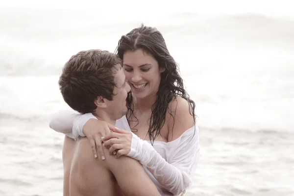 Молода красива закохана пара весело фліртує на пляжі — стокове фото