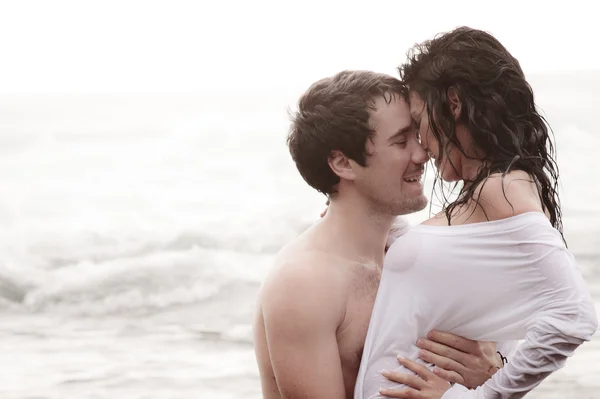 Young beautiful  in love couple having fun flirting at the beach — Stock fotografie