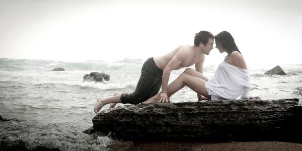 Jovem bonita no amor casal se divertindo flertando na praia — Fotografia de Stock