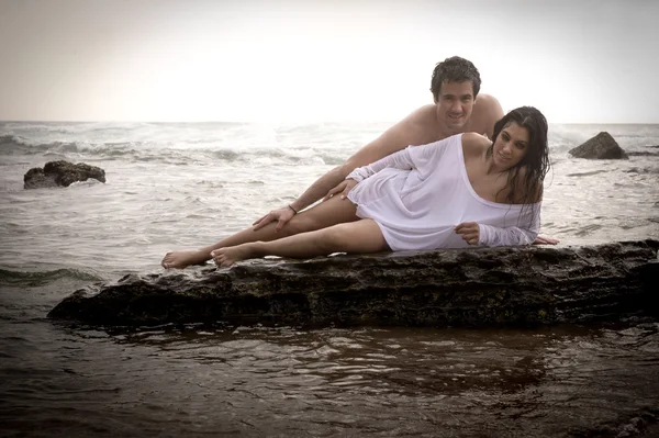 Giovane bella in coppia d'amore divertirsi flirtando in spiaggia — Foto Stock