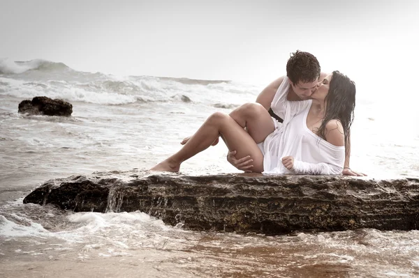 Jovem bonita no amor casal se divertindo flertando na praia — Fotografia de Stock