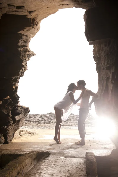 Unga vackra förälskat par att ha kul flirta på stranden — Stockfoto