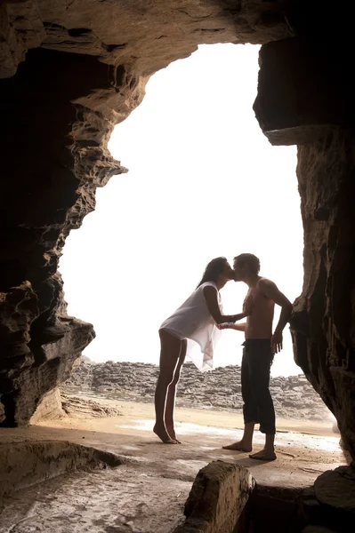 Unga vackra förälskat par att ha kul flirta på stranden — Stockfoto