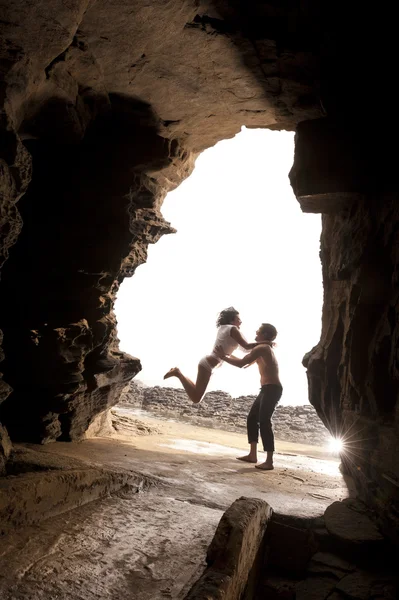 Jeune belle en couple amoureux s'amuser flirter à la plage — Photo