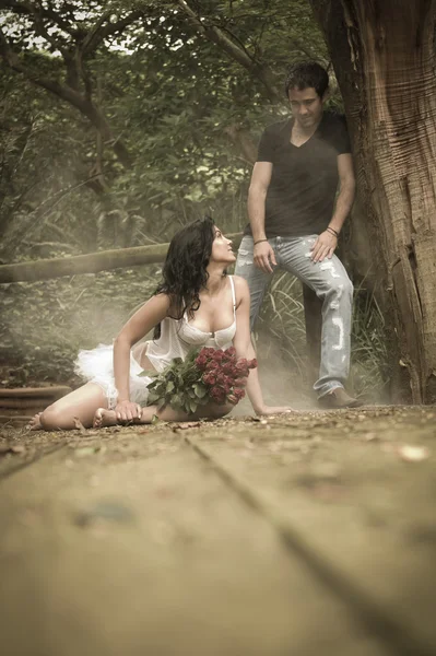 Gyönyörű fiatal pár élvezi egy romantikus időt együtt erdőben — Stock Fotó