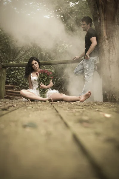 Unga vackra par njuter av en romantisk tid tillsammans i skogen — Stockfoto