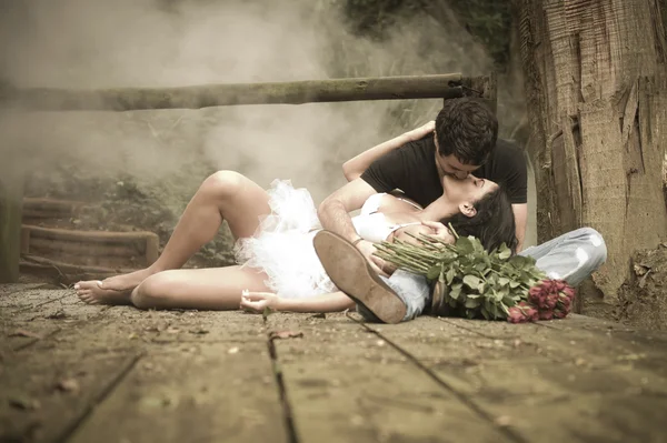 Young beautiful couple enjoying a romantic time together in woods — Stock Photo, Image