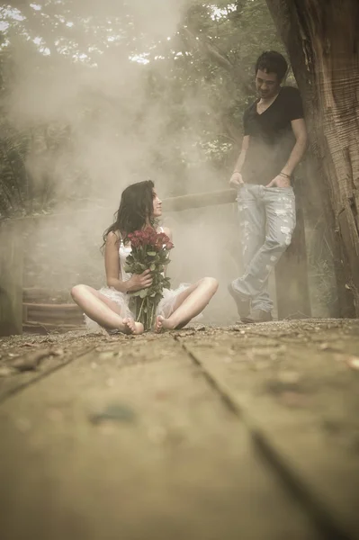 Joven hermosa pareja disfrutando de un momento romántico juntos en el bosque — Foto de Stock