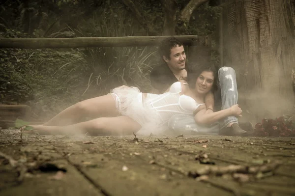 Jovem belo casal desfrutando de um tempo romântico juntos na floresta — Fotografia de Stock