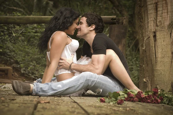 Jovem belo casal desfrutando de um tempo romântico juntos na floresta — Fotografia de Stock