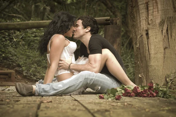 Jovem belo casal desfrutando de um tempo romântico juntos na floresta — Fotografia de Stock