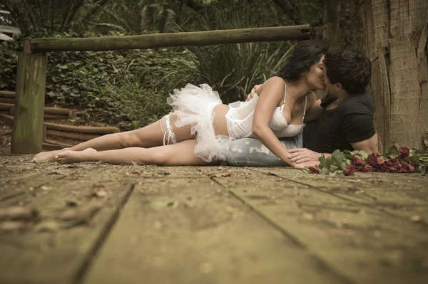 Jovem belo casal desfrutando de um tempo romântico juntos na floresta — Fotografia de Stock