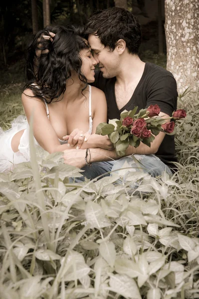 Młody piękny para korzystających romantyczny czas razem w lesie — Zdjęcie stockowe