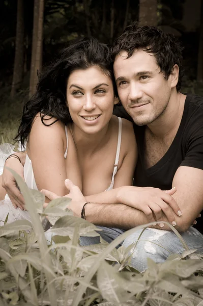 Joven hermosa pareja disfrutando de un momento romántico juntos en el bosque —  Fotos de Stock