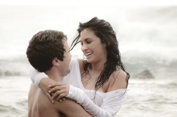 Young in liefde paar flirten op het strand Rechtenvrije Stockfoto's