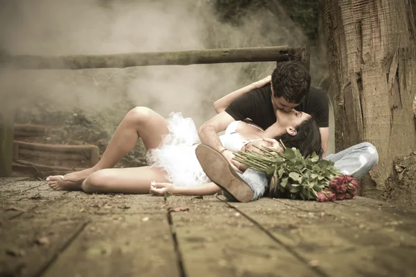 Jonge mooie paar genieten van een romantische tijd samen in bos Stockfoto