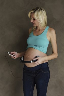 Genç hamile kadın ile doğmamış çocuğunu müzik dans