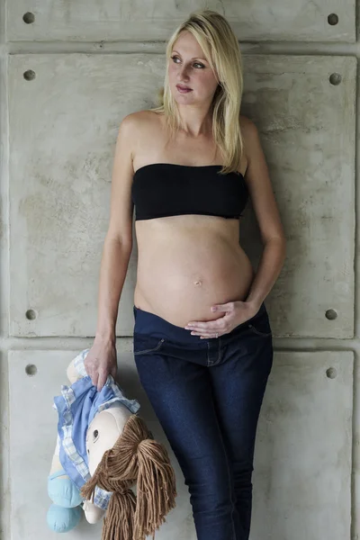Mujer embarazada joven con su hijo nonato — Foto de Stock