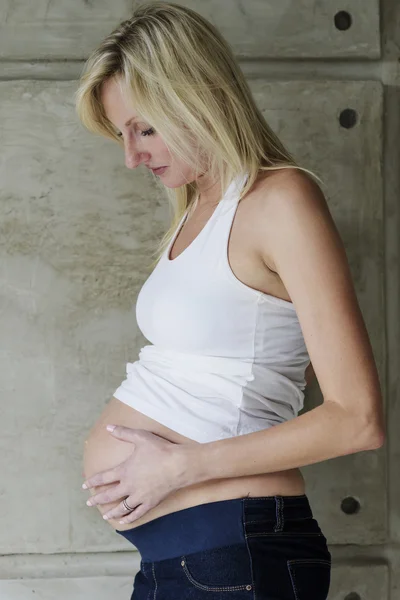 Mujer embarazada joven con su hijo nonato — Foto de Stock