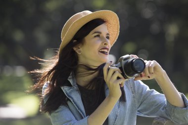 Film kamera ile genç mutlu traveler keşfetmek çevreleyen