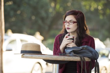 genç güzel Gezgin sokak kafede kahve keyfi