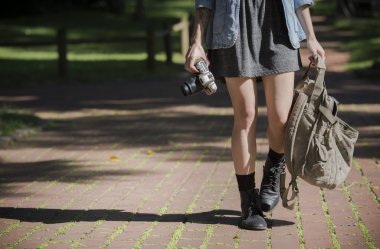 Film kamera ile genç mutlu traveler keşfetmek çevreleyen