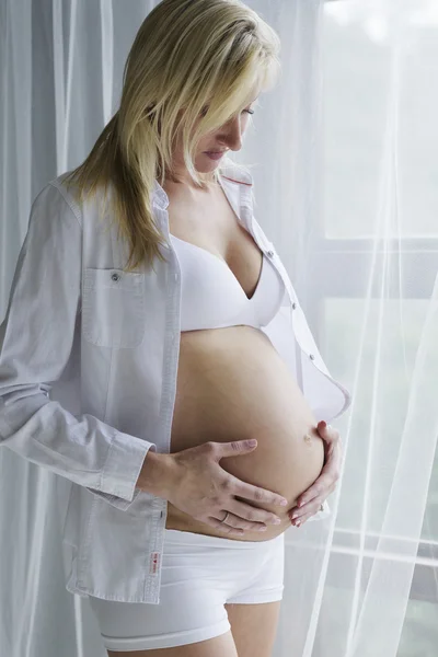 Молода вагітна жінка з ненародженою дитиною — стокове фото