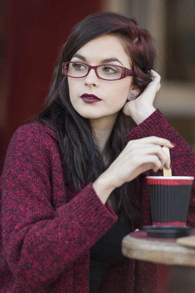 Young beautiful traveler enjoying a coffee at street cafe — Stock Photo, Image