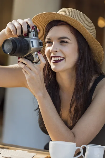 Молодой красивый путешественник счастливо фотографирует с камерой — стоковое фото