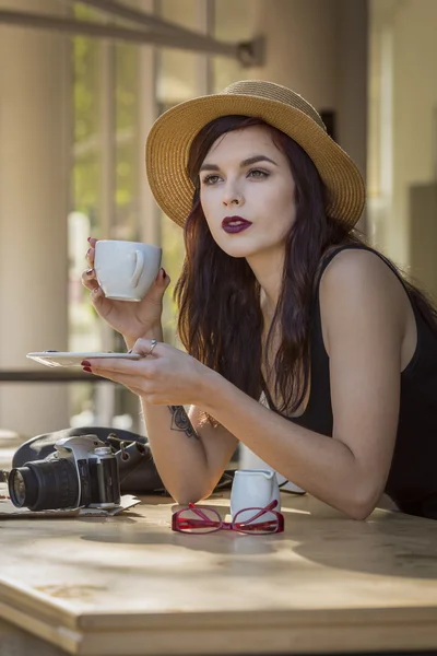 Jovem viajante bonito desfrutando de um café no café de rua — Fotografia de Stock