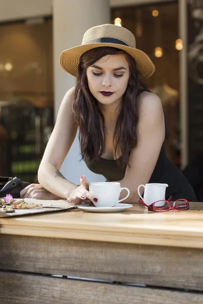 Fiatal gyönyörű utazó élvezi a kávét utcai kávézóban — Stock Fotó