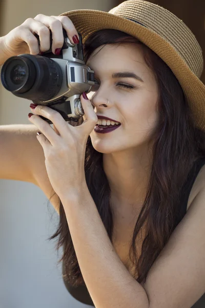 Giovane bella viaggiatore felicemente scattare foto con macchina fotografica a ca — Foto Stock