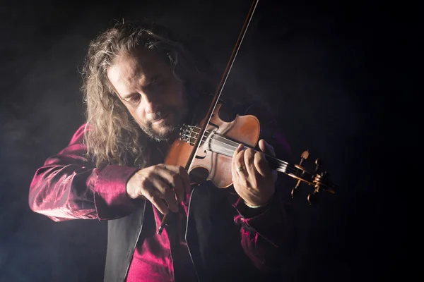Hombre guapo tocando violín clásico a través de humo azul —  Fotos de Stock