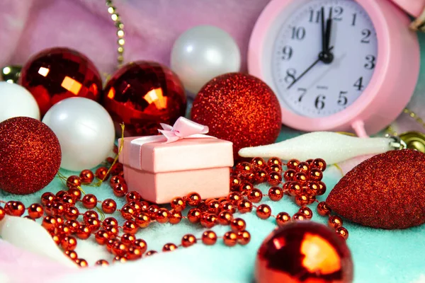Yeni yıl oyuncakları arasında yeni yıl hediyesi