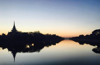Gökyüzünün yansıması ve akşam günbatımında hendek.