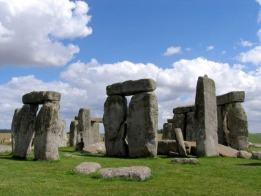 Wiltshire, Birleşik Krallık. Stonehenge İngiltere 'nin en ünlü simgelerinden biridir. Tarih öncesi bir anıt. Taştan bir halkadan oluşur.
