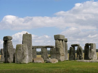 Wiltshire, Birleşik Krallık. Stonehenge İngiltere 'nin en ünlü simgelerinden biridir. Tarih öncesi bir anıt. Taştan bir halkadan oluşur.