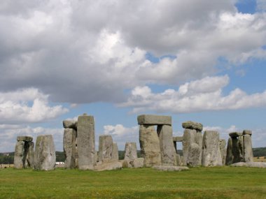 Wiltshire, Birleşik Krallık. Stonehenge İngiltere 'nin en ünlü simgelerinden biridir. Tarih öncesi bir anıt. Taştan bir halkadan oluşur.