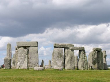 Wiltshire, Birleşik Krallık. Stonehenge İngiltere 'nin en ünlü simgelerinden biridir. Tarih öncesi bir anıt. Taştan bir halkadan oluşur.