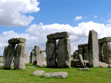 Wiltshire, Birleşik Krallık. Stonehenge İngiltere 'nin en ünlü simgelerinden biridir. Tarih öncesi bir anıt. Taştan bir halkadan oluşur.