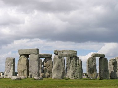 Wiltshire, Birleşik Krallık. Stonehenge İngiltere 'nin en ünlü simgelerinden biridir. Tarih öncesi bir anıt. Taştan bir halkadan oluşur.