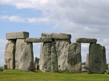 Wiltshire, Birleşik Krallık. Stonehenge İngiltere 'nin en ünlü simgelerinden biridir. Tarih öncesi bir anıt. Taştan bir halkadan oluşur.
