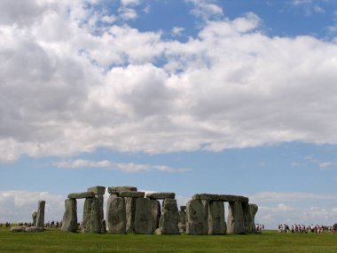 Wiltshire, Birleşik Krallık. Stonehenge İngiltere 'nin en ünlü simgelerinden biridir. Tarih öncesi bir anıt. Taştan bir halkadan oluşur.