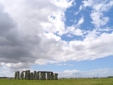 Wiltshire, Birleşik Krallık. Stonehenge İngiltere 'nin en ünlü simgelerinden biridir. Tarih öncesi bir anıt. Taştan bir halkadan oluşur.