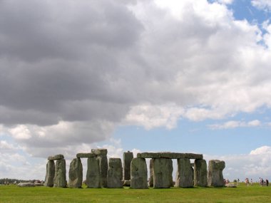 Wiltshire, Birleşik Krallık. Stonehenge İngiltere 'nin en ünlü simgelerinden biridir. Tarih öncesi bir anıt. Taştan bir halkadan oluşur.