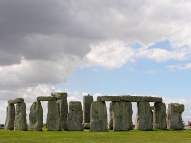 Wiltshire, Birleşik Krallık. Stonehenge İngiltere 'nin en ünlü simgelerinden biridir. Tarih öncesi bir anıt. Taştan bir halkadan oluşur.