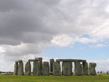 Wiltshire, Birleşik Krallık. Stonehenge İngiltere 'nin en ünlü simgelerinden biridir. Tarih öncesi bir anıt. Taştan bir halkadan oluşur.