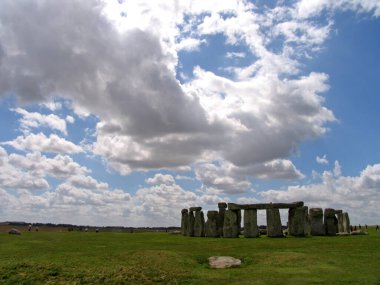 Wiltshire, Birleşik Krallık. Stonehenge İngiltere 'nin en ünlü simgelerinden biridir. Tarih öncesi bir anıt. Taştan bir halkadan oluşur.