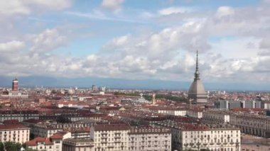 Torino, İtalya. Bulutlu bir günde şehrin tepeden düşmesi. En uzun saraylı Köstebek Antonelliana 