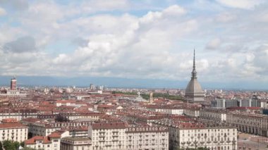 Torino, İtalya. Bulutlu bir günde tepeden şehre. En uzun saraylı Köstebek Antonelliana 